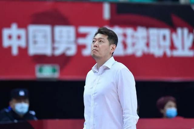 黑丝美女被x